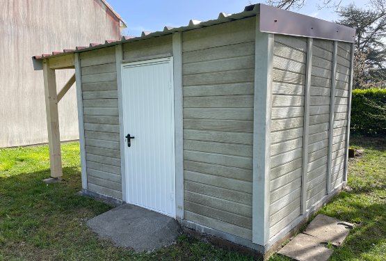 Abri de jardin en béton aspect bois 1 pente avec auvent